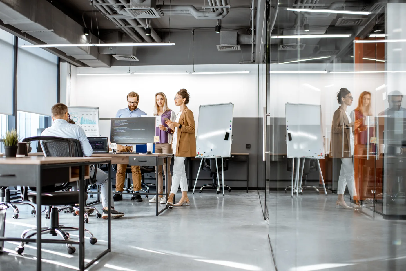 Équipe dans un espace de travail ouvert
